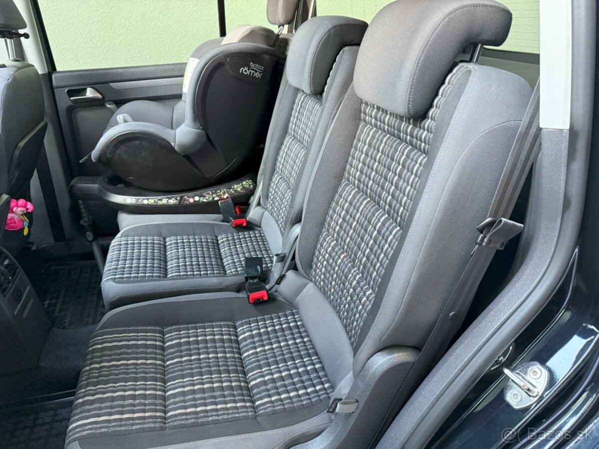 Volkswagen Touran 2.0 TDI Cross, Mesačne: 225€ - 15