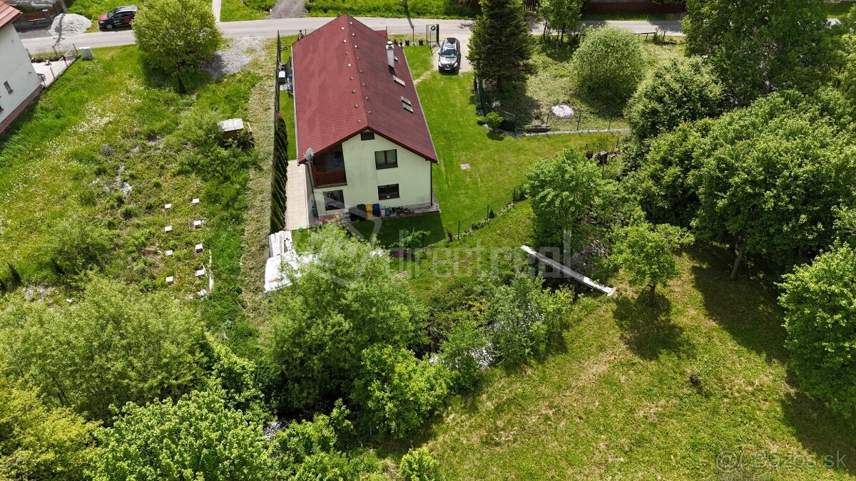 Krásny rodinný dom na Liptove so slnečným pozemkom a potokom - 15