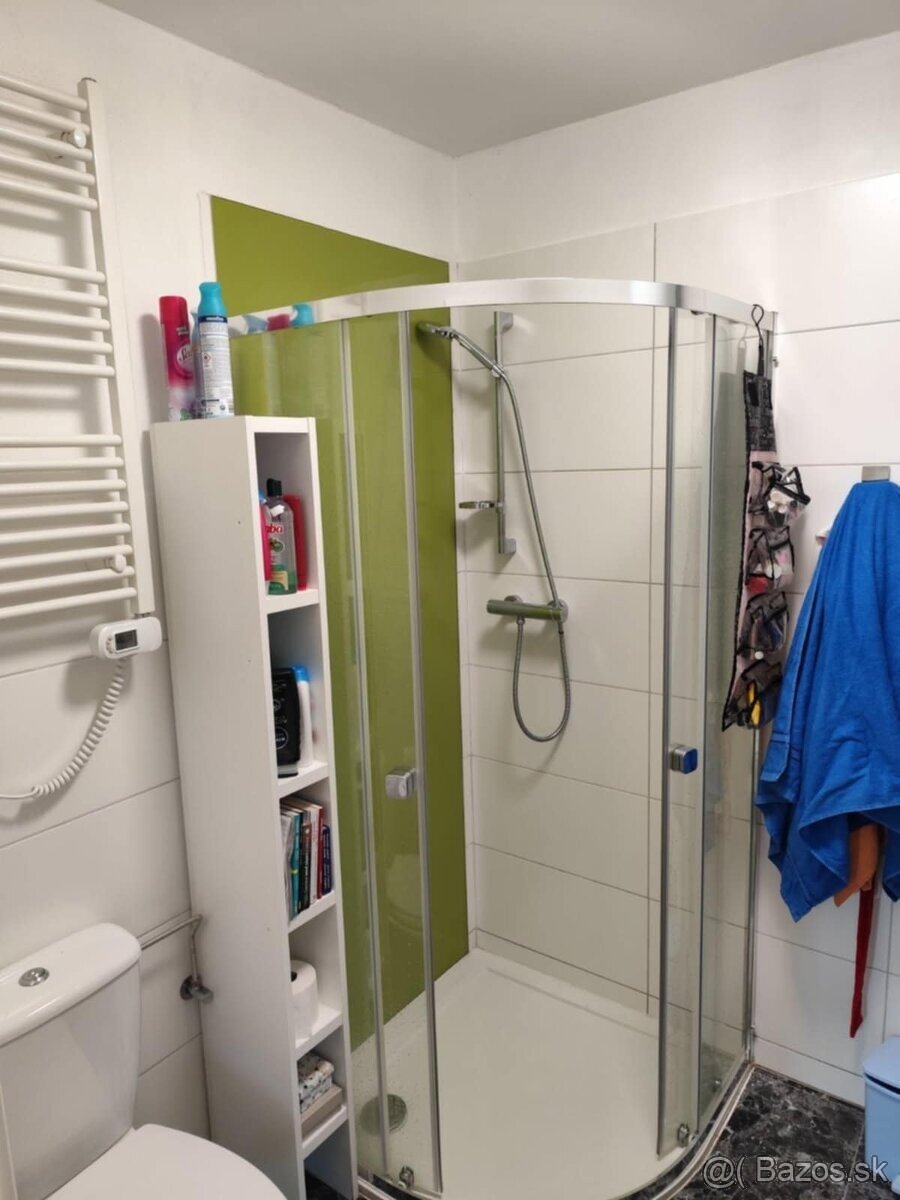 Zrekonštruovaný, zariadený rodinný dom s garážami vo Svodine - 15