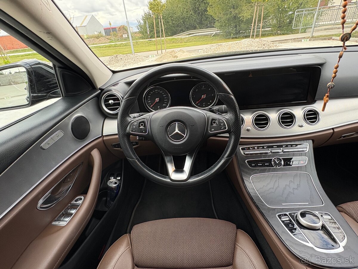 Mercedes-Benz E220d Sedan - 15