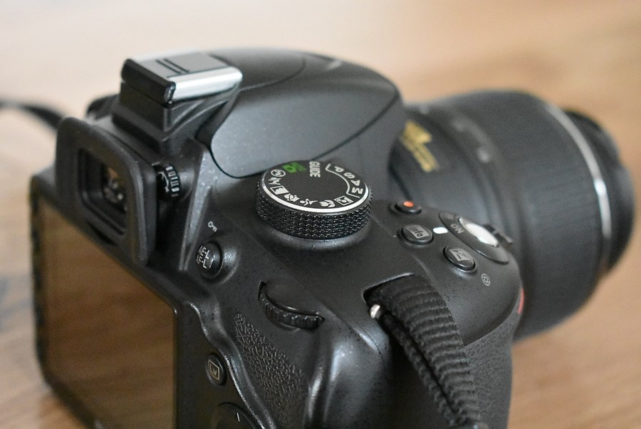 Nikon d3200 s VR AF 18-55 + brasna - nafotene 18 tisic.sn. - 15