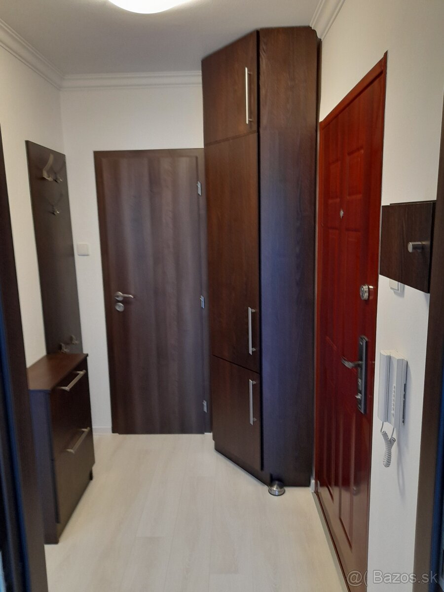 Rezervovaný kompletne zrekonštruovaný 4-izbový byt - 15