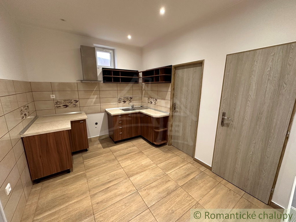 Priestranný rodinný dom v Kolárove – ideálne bývanie aj in - 15