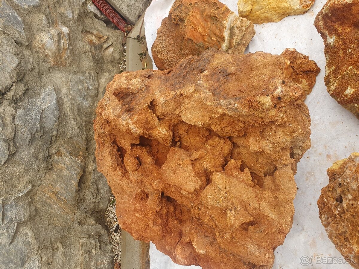 Predám okrasný kameň Vapenec s kryštálom - 15