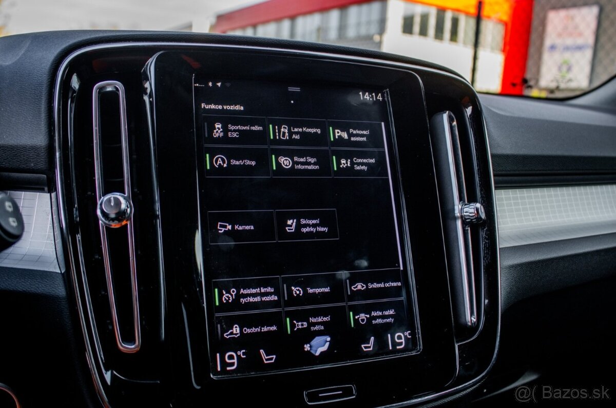 Volvo XC40 D4 Momentum AWD A/T - 15