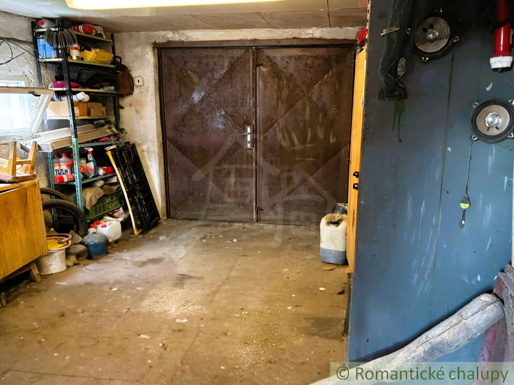 3-izbový rodinný dom s garážou v centre obce Jakubov , okr - 15