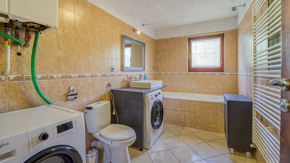 Trojpodlažná polyfunkčná budova v úplnom centre Šamorína na - 15