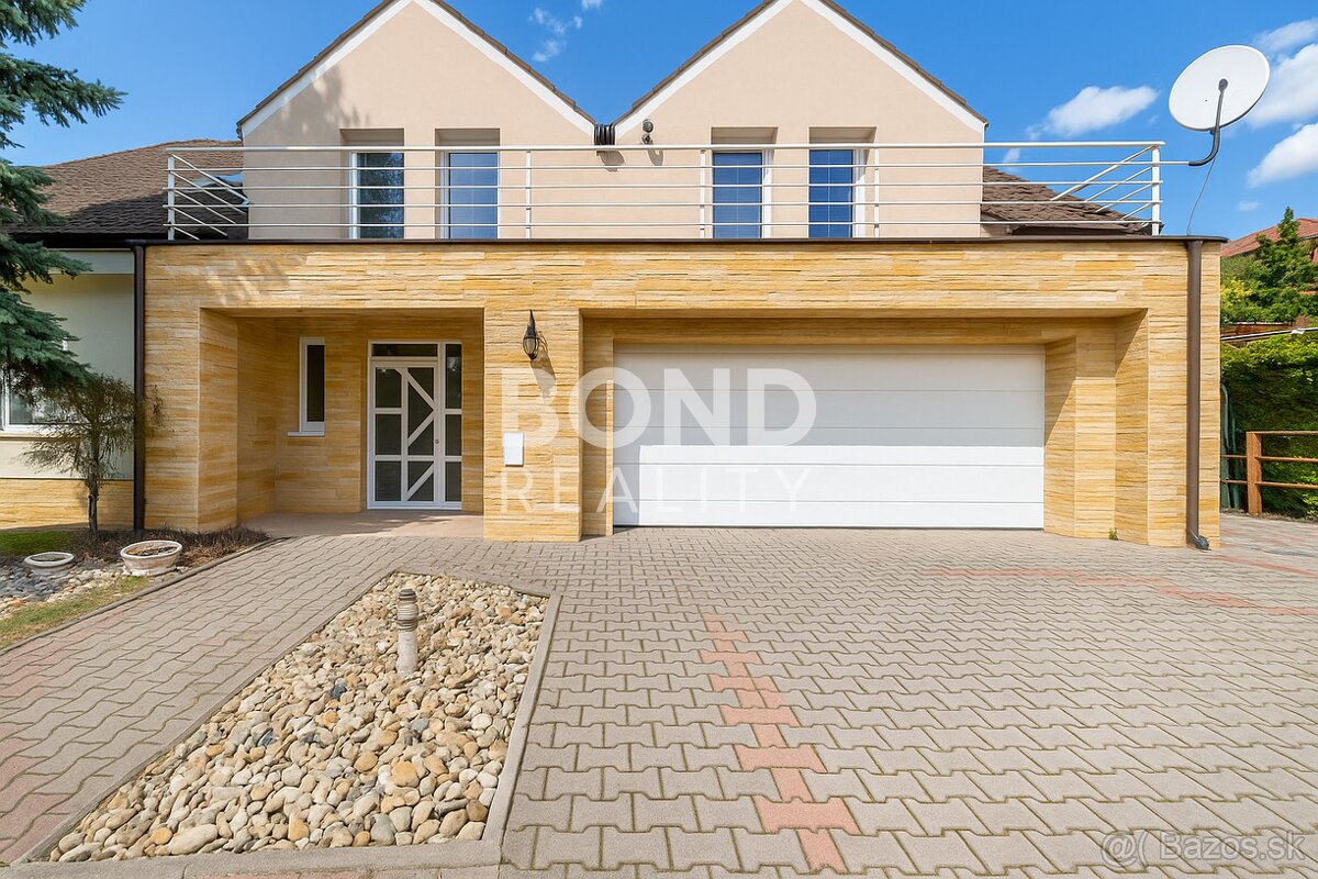 Priestranný 6-izbový rodinný dom so záhradou a bazénom v Str - 15