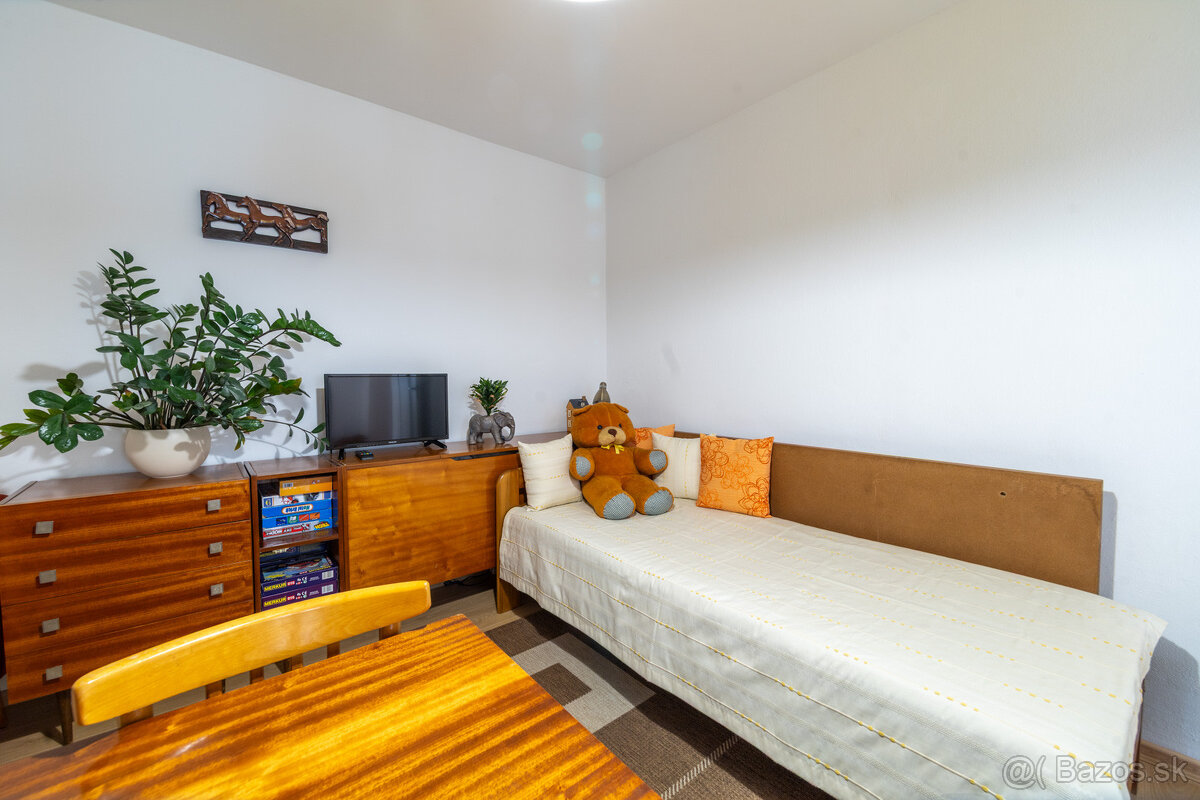 REZERVOVANÉ: Na predaj priestranný dom s veľkým pozemkom v P - 15