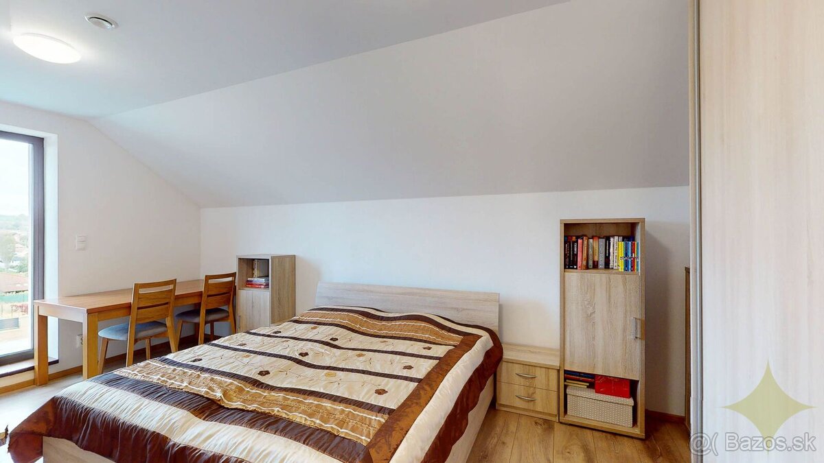 Priestranný dvojpodlažný 6-izbový rodinný dom v Malom Lapáši - 15