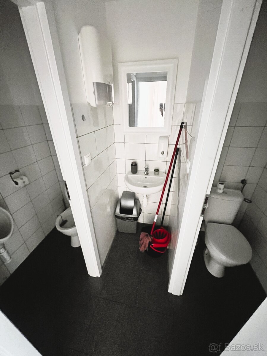 Na prenájom presklený priestor v centre Lučenca - 15