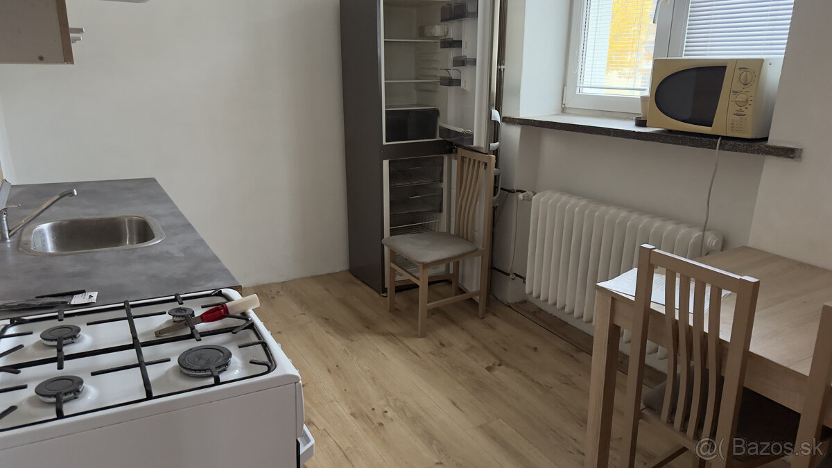 NA PREDAJ: 2i byt s balkónom v pôvodnom stave Valaská ul.TDH - 15