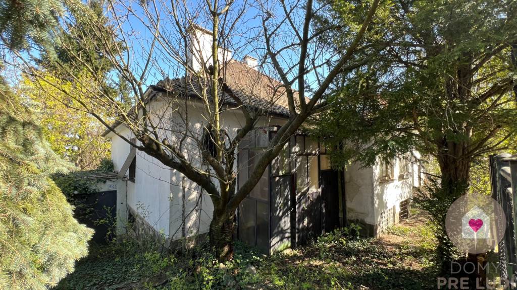 STARŠÍ RODINNÝ DOM S 669 m2 POZEMKOM v lukratívnej lokalite - 15