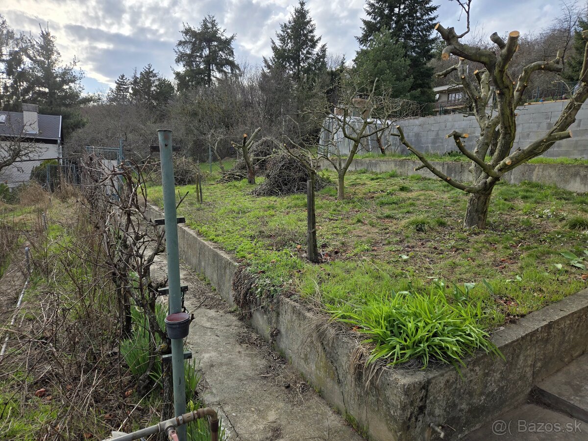 Lukratívny Pozemok 512m² s Murovanou Chatou v Rači pod Lesom - 15