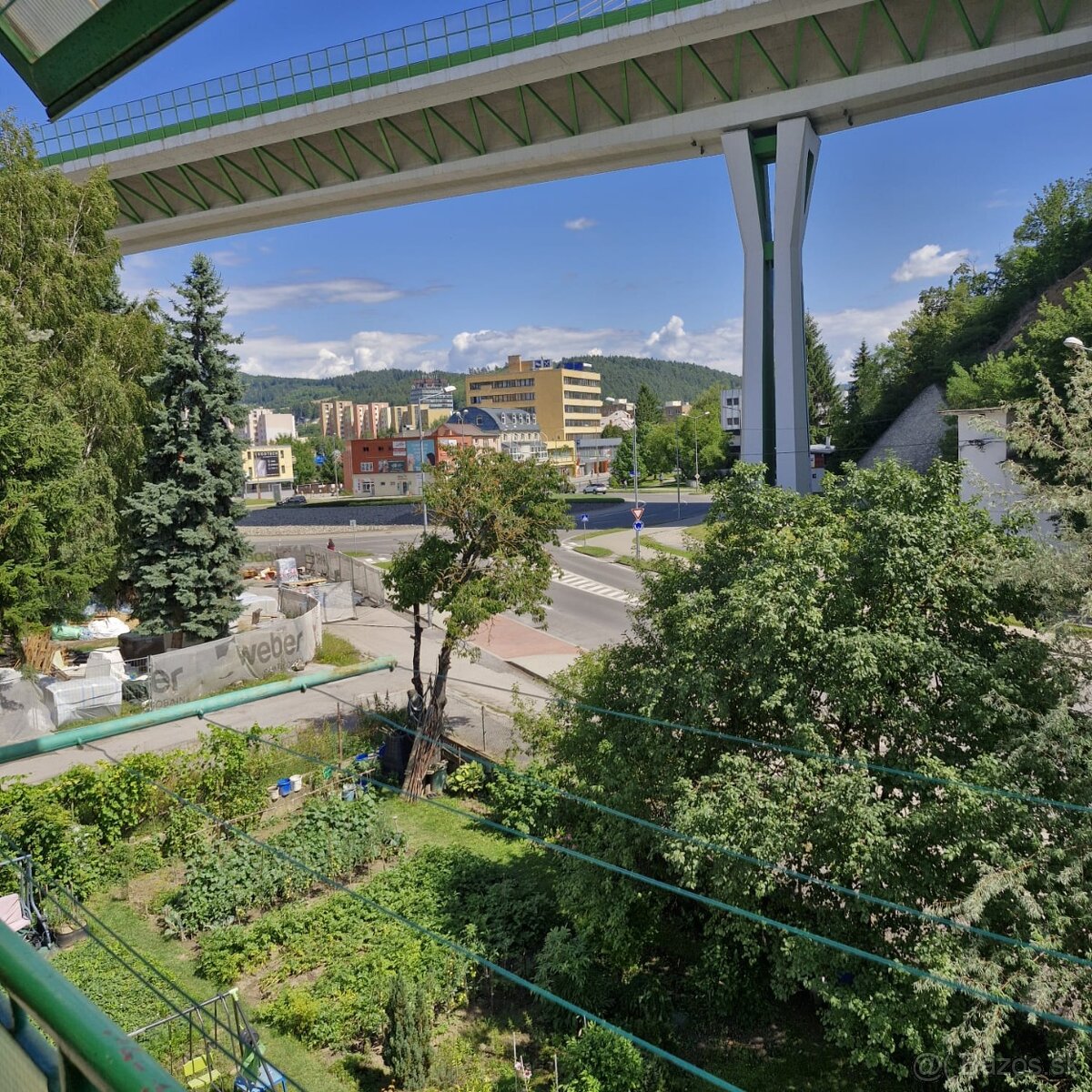 Predáme 3-izbový byt s balkónom, garážou a záhradkou v P.B. - 15