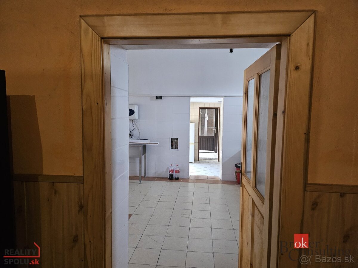 Ponúkame na predaj polyfunkčný objekt v oblízkosti miest Lev - 15