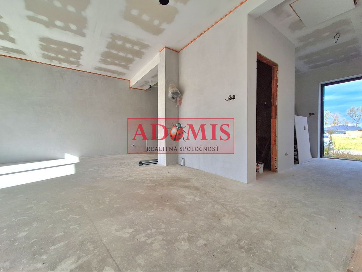 Na predaj bezbariérový bungalov Ruskov, 650m2, 3x kúpelňa,12 - 15