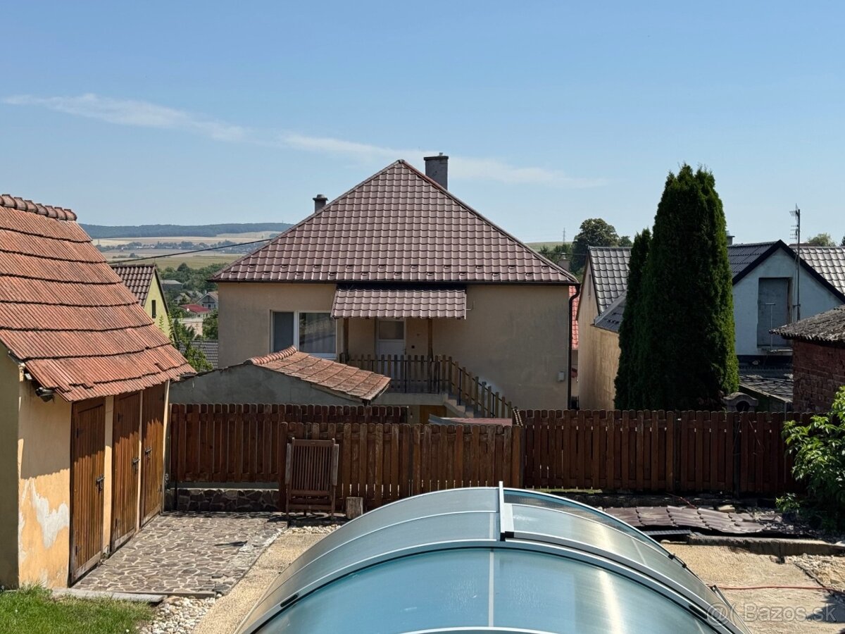 Veľký RD s bazénom v obci Petrova Ves - 2 samostatné bývania - 15