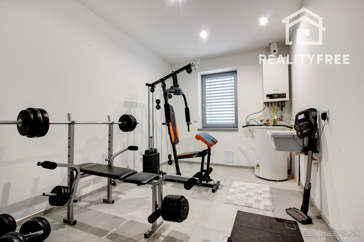 Na predaj 4- izbový rodinný dom s dvojgarážou a záhradným do - 15