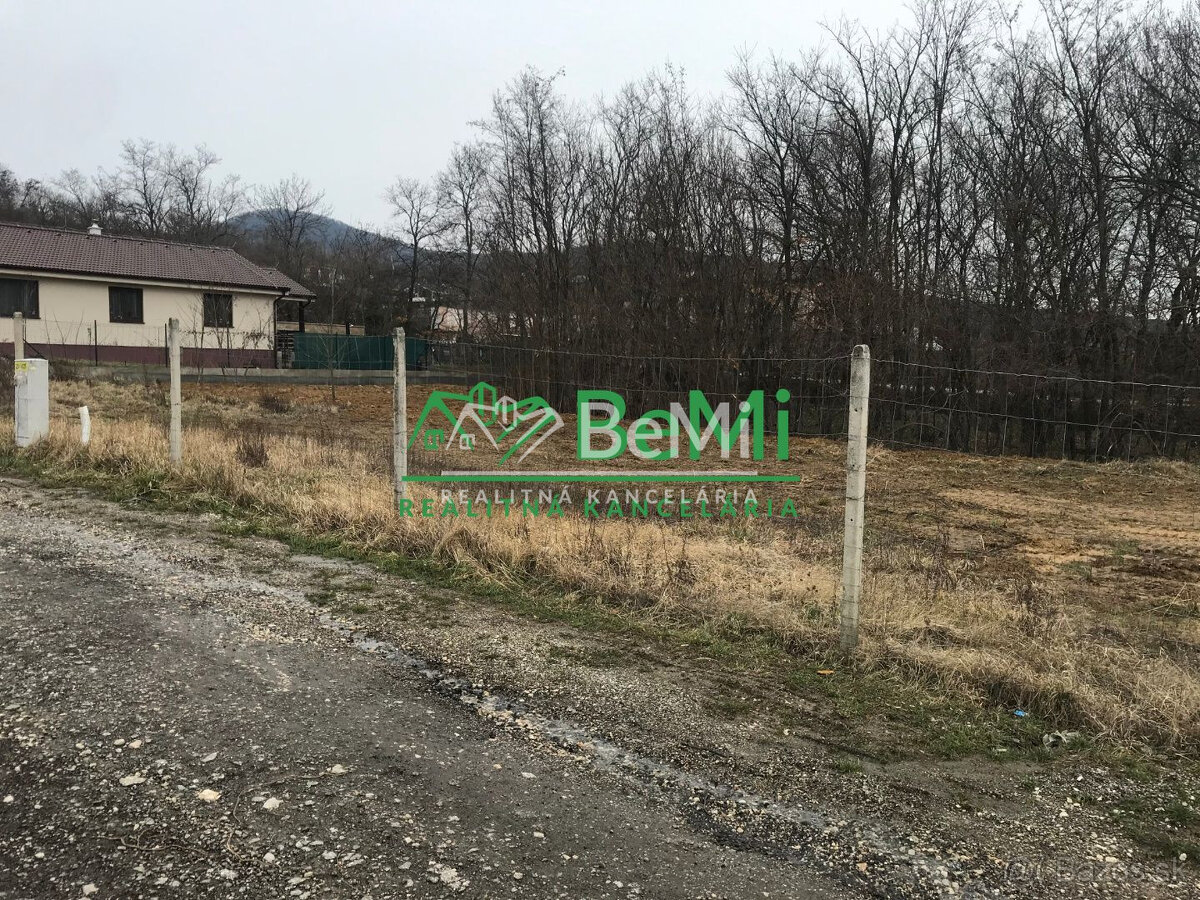 Pozemok Štitáre (800 m2) ,v slepej uličke pod lesom ID 539- - 15