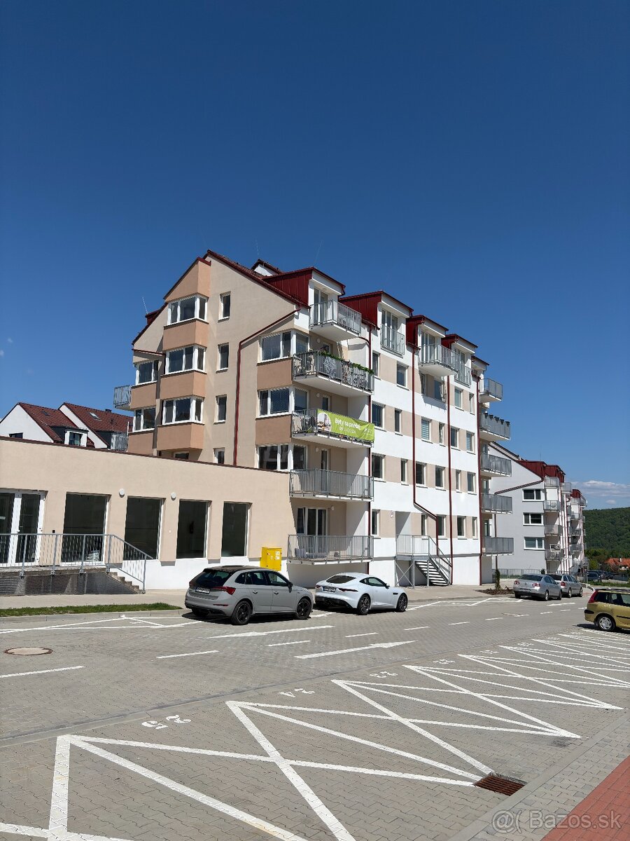 Priestranný 3i byt s balkónom a kobkou - Radvaň - 15