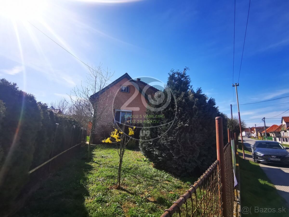 Priestranný rodinný dom Veľké Uherce s pozemkom 1 209 m2 - 15