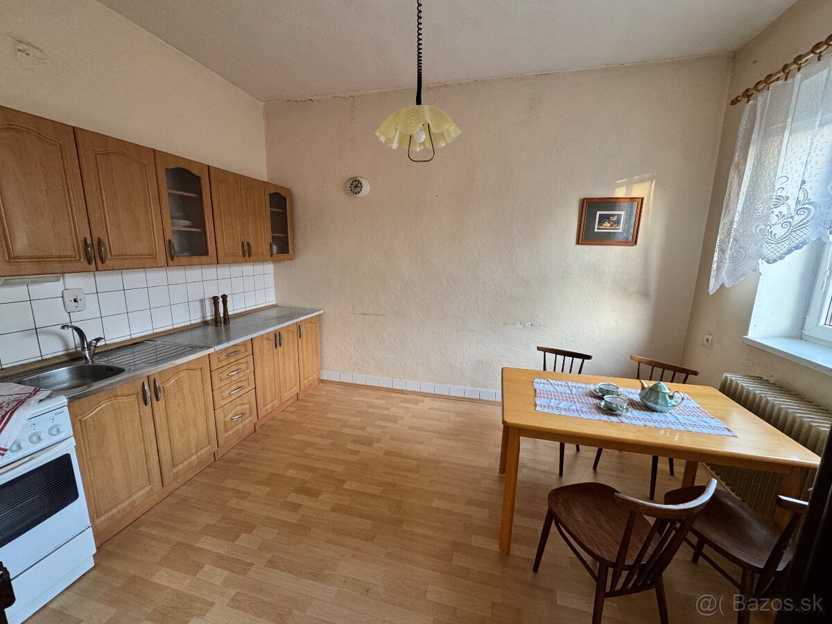 Priestranný podpivničený rodinný dom v Zlatých Moravciach – - 15