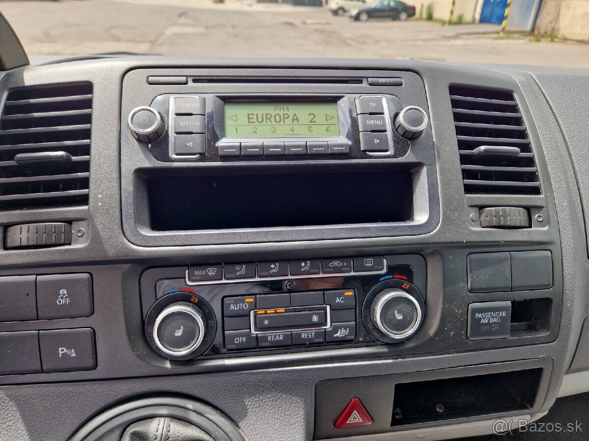 Predám  Volkswagen T5 Caravelle 2.0 TDI 103 KW DSG 140000 km - 15