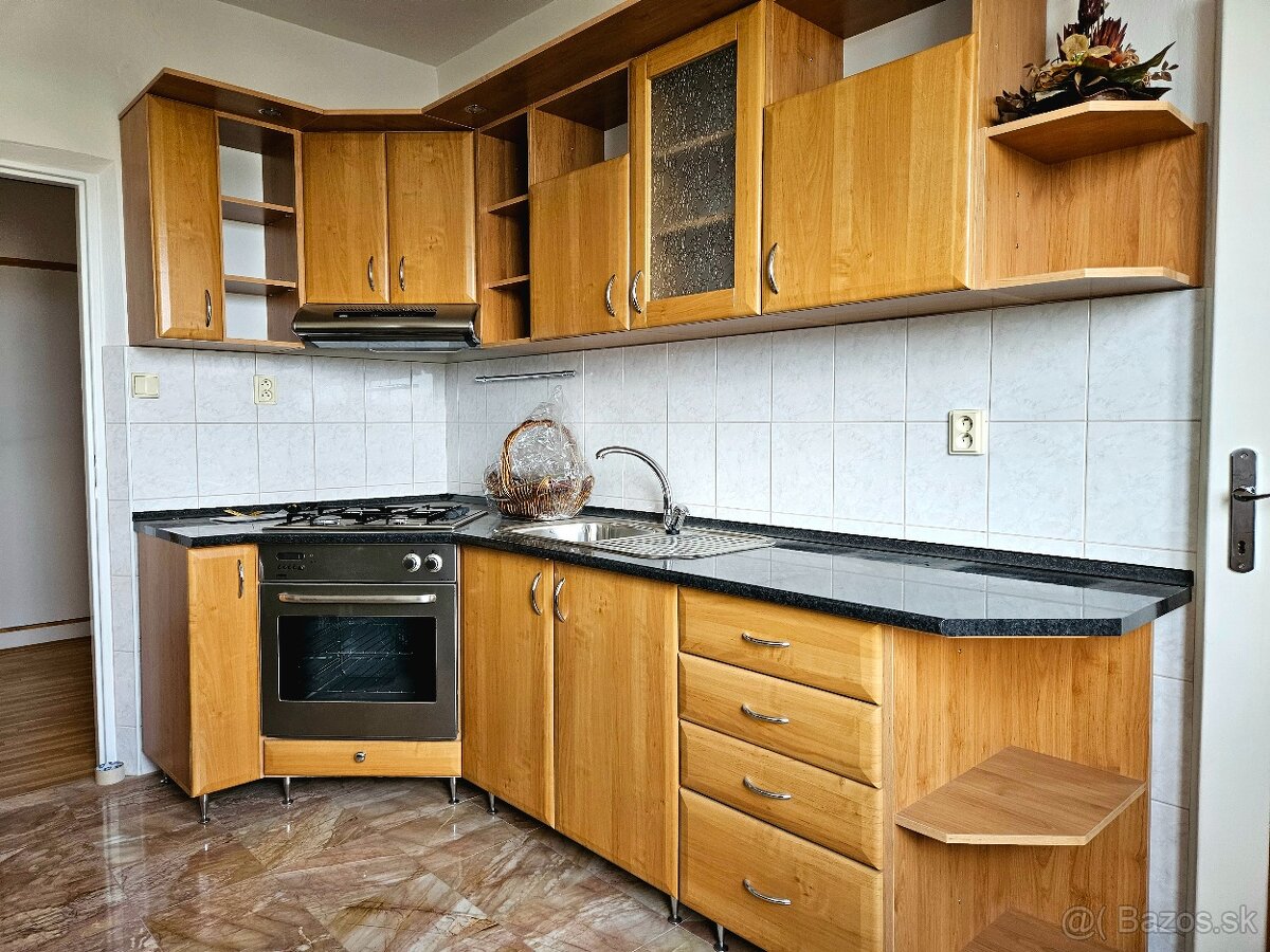 Väčší rodinný dom - garáže pre 4 autá - 15