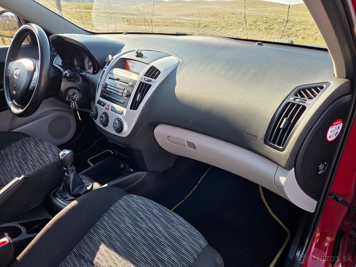 Kia Ceed 1.4 16V 77KW/105 koní R.V.11/2008 - 15