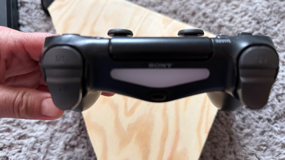 Sony PlayStation 4 Pro (1 TB, 2 ovladace vyborny stav) - 15