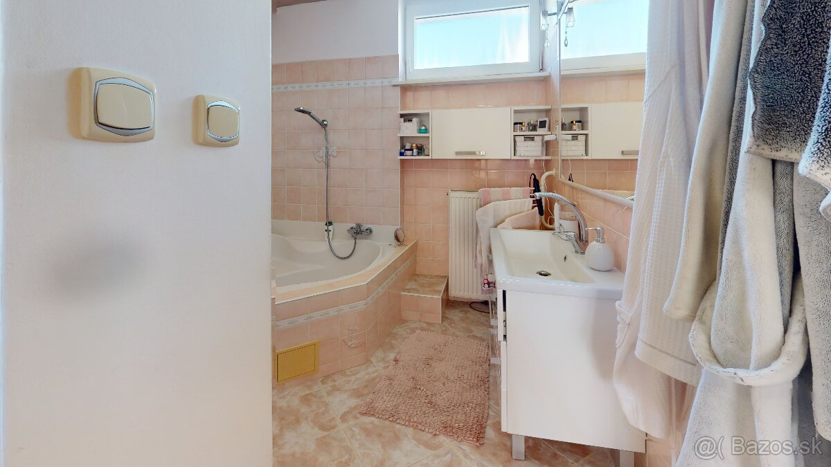 Moderný rodinný dom v tichej a vyhľadávanej lokalite vo VK - 15