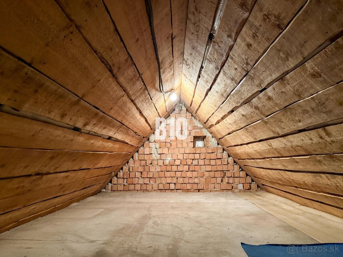 Priestranný rodinný dom s garážou na veľkom pozemku v obci V - 15