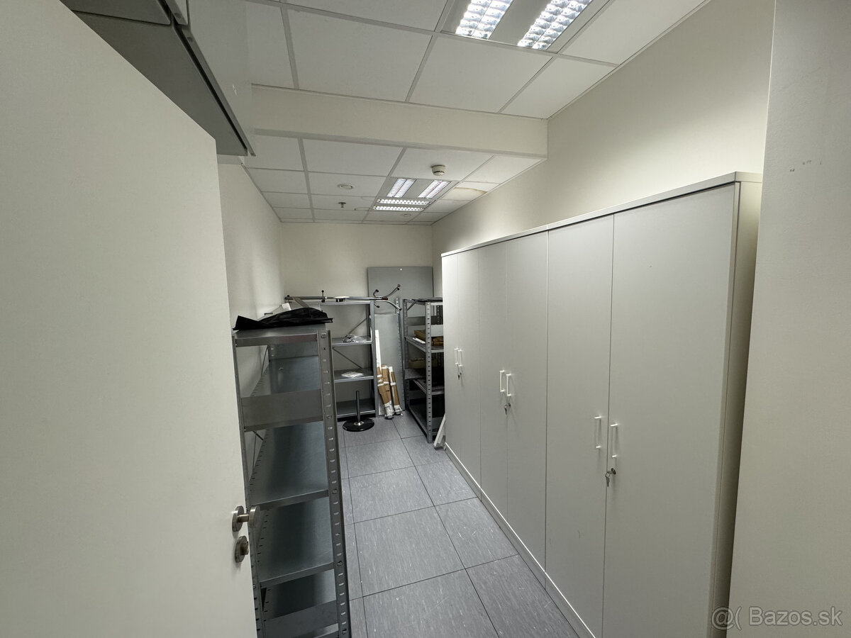 Prenájom samostatného kancelárskeho traktu 750 m² pri jazere - 15