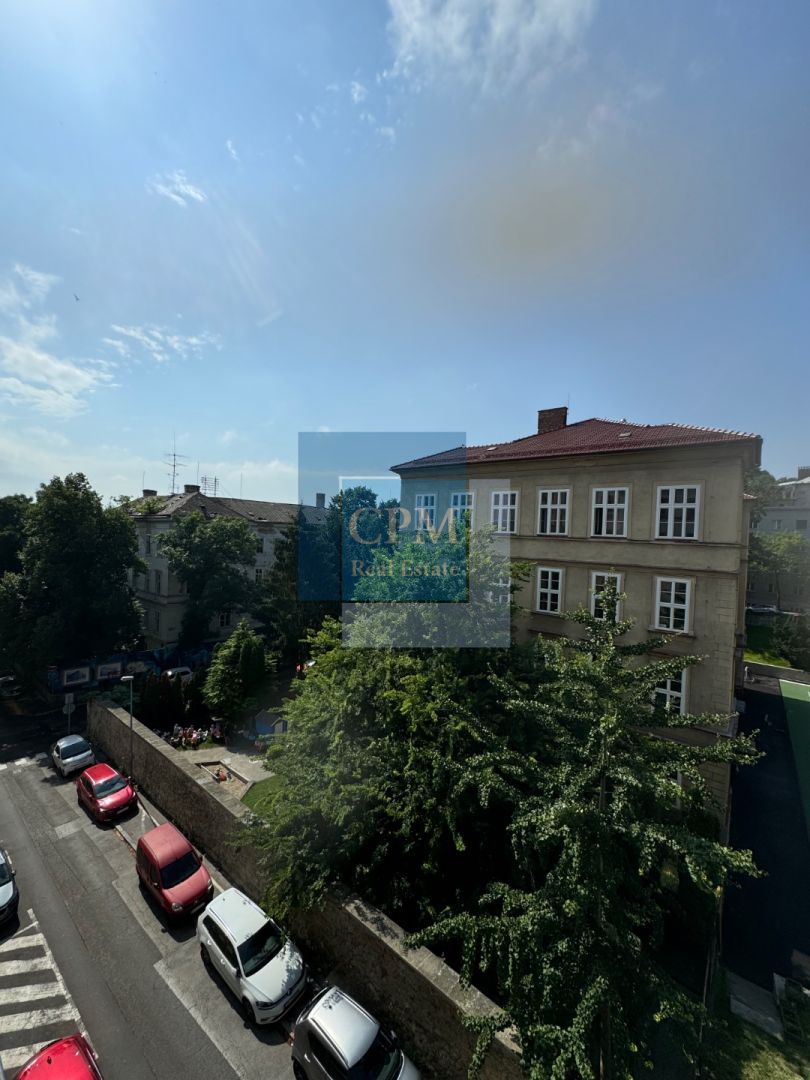 Ponúkame na prenájom 3. izbový veľký byt v centre mesta na Z - 15