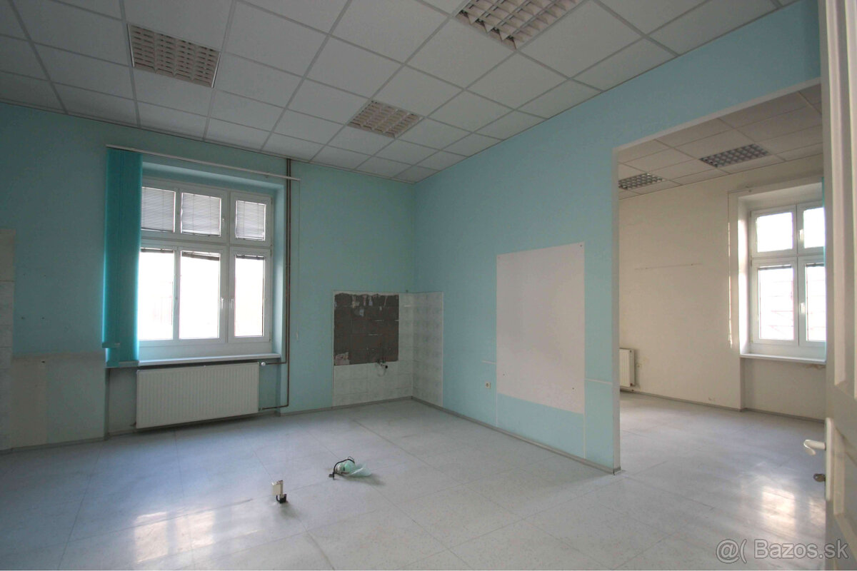 Prenájom priestorov na 1. poschodí Dom Módy na Nám. gen. M. - 15