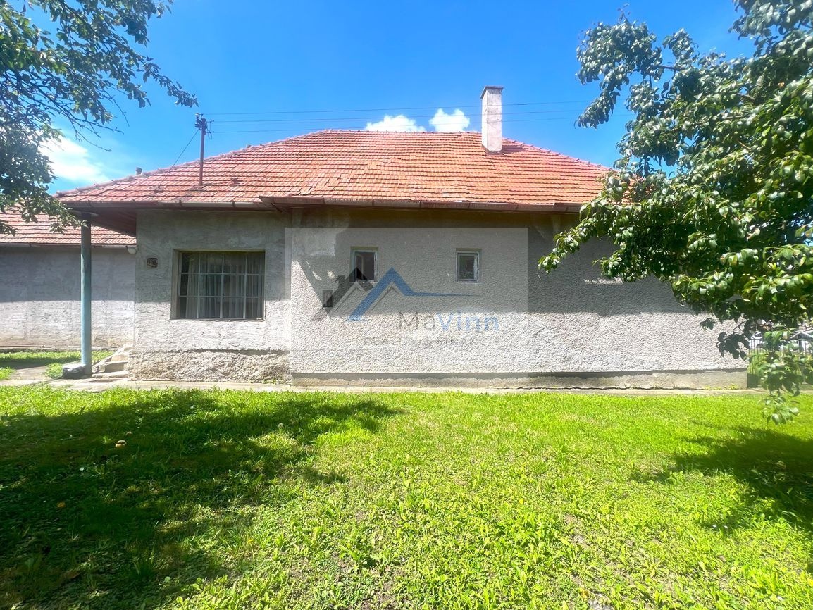 PREDAJ dom s garážou a pozem. v Oslany - 15