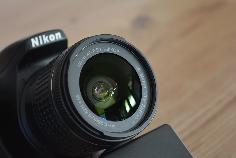 Nikon D5600 wifi BT - dotyk.dis. - VR objektiv AF-P 13tis.sn - 15