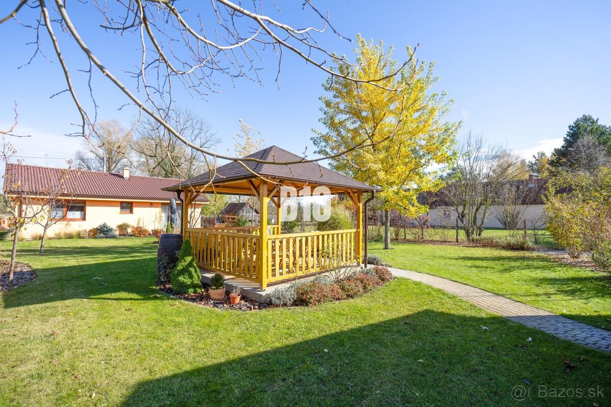 RODINNÝ DOM S ÚŽASNÝM SÚKROMÍM, VEĽKORYSÝM POZEMKOM A MODERN - 15