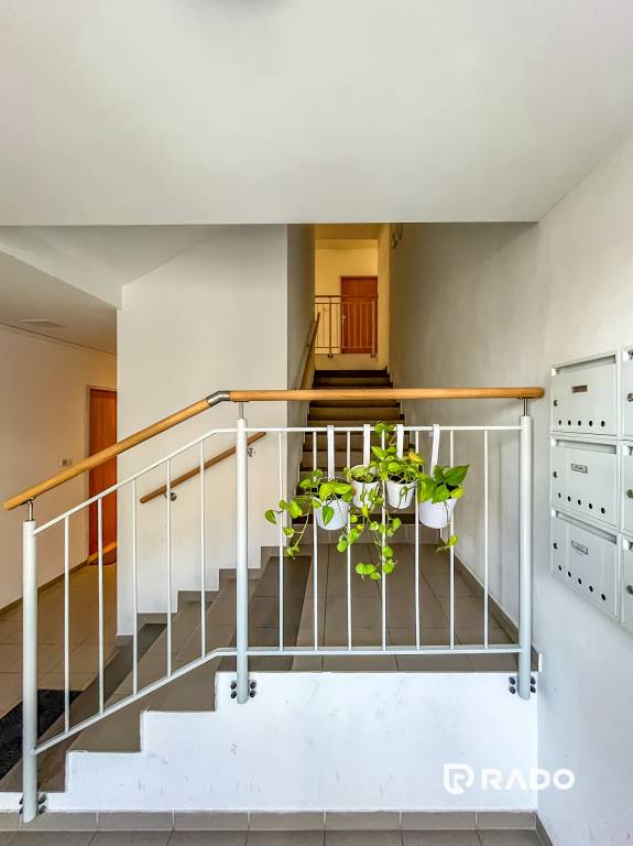 RADO | 4i byt s terasou a parkovaním v tichej časti Rovinky - 15