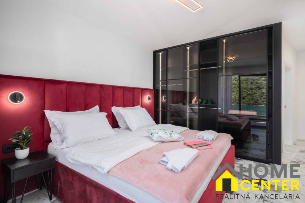 NA PREDAJ novo postavená VILA /200 m2/ pri mori, Rogoznica - 15