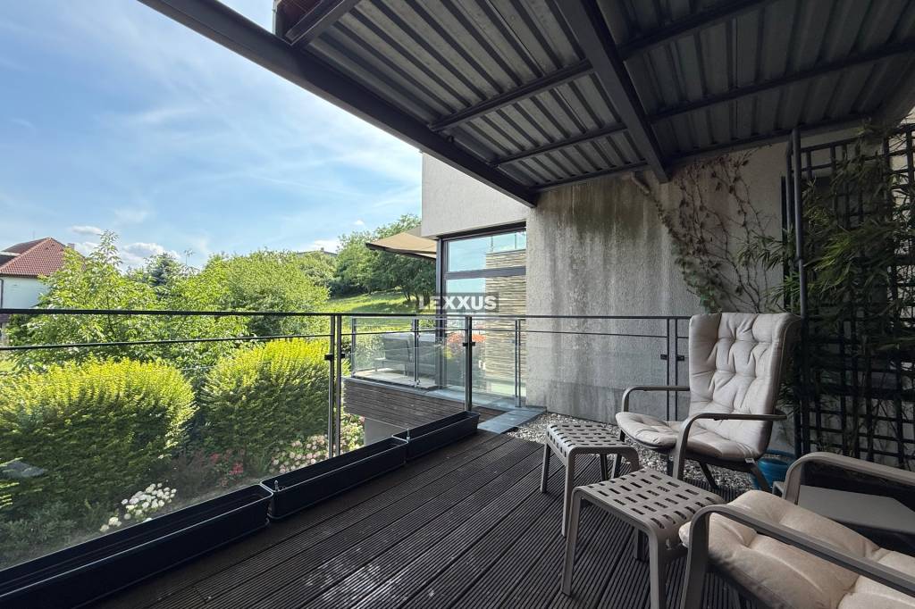 | Dizajnový 3 izbový byt s 2 terasami a garážou na Kolibe - 15