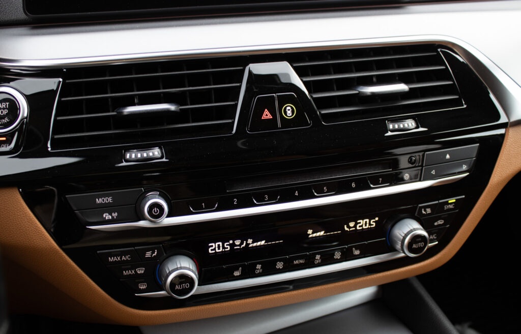 BMW 520d Touring z roku 2017 - 15