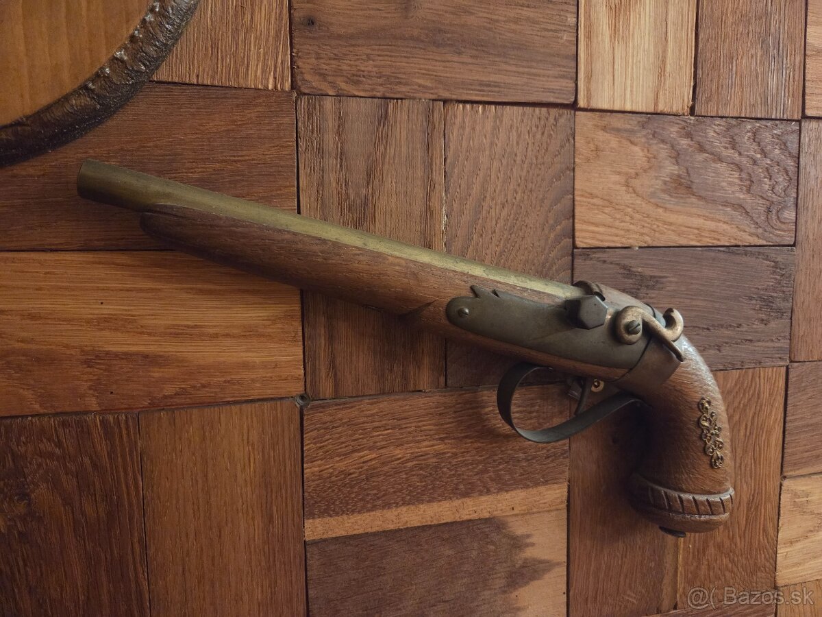 Predám makety zbraní, parohy na štítku, lustre,obraz, lampy - 15