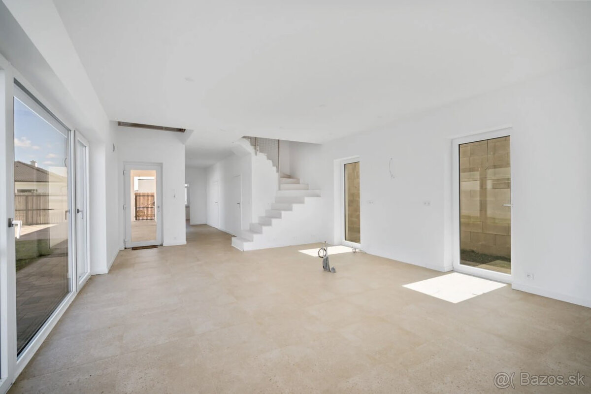 Na predaj novopostavený 4-izbový RD v obci Topoľnica. - 15