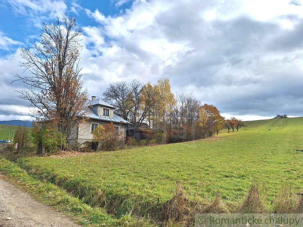 Dom v pôvodnom stave na krásnom pozemku (2130m2) v malej d - 15