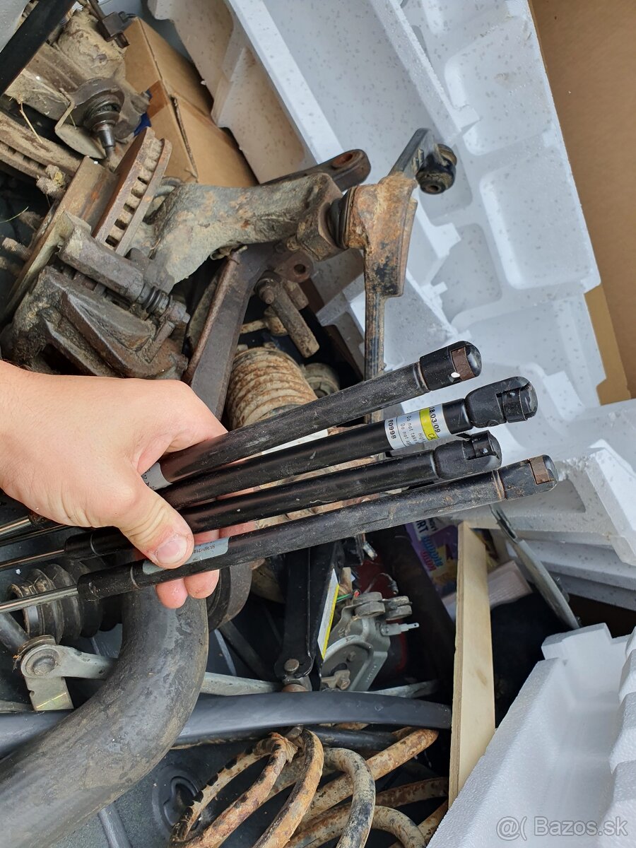 Rozpredám Jeep Cherokee KJ - 15