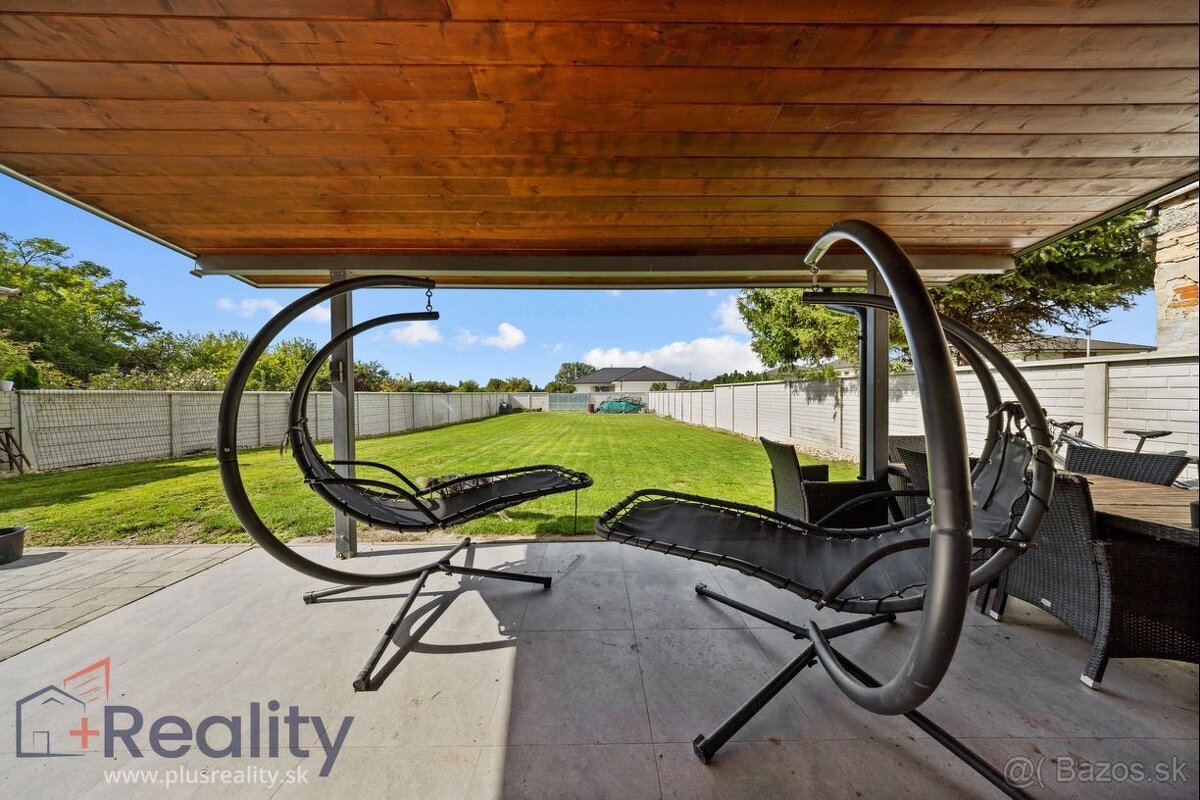 Moderný rodinný dom s veľkým pozemkom, terasou a zariadením - 15