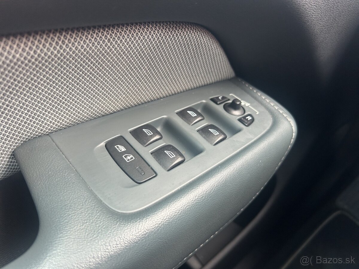 VOLVO XC60 B6 AWD R-Design - 15