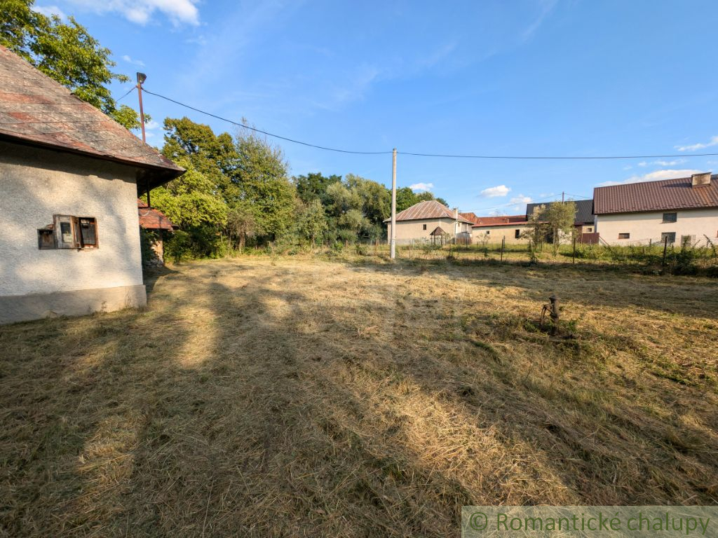 Priestranný pozemok s pôvodným domom - Kolonica, okr. Snin - 15